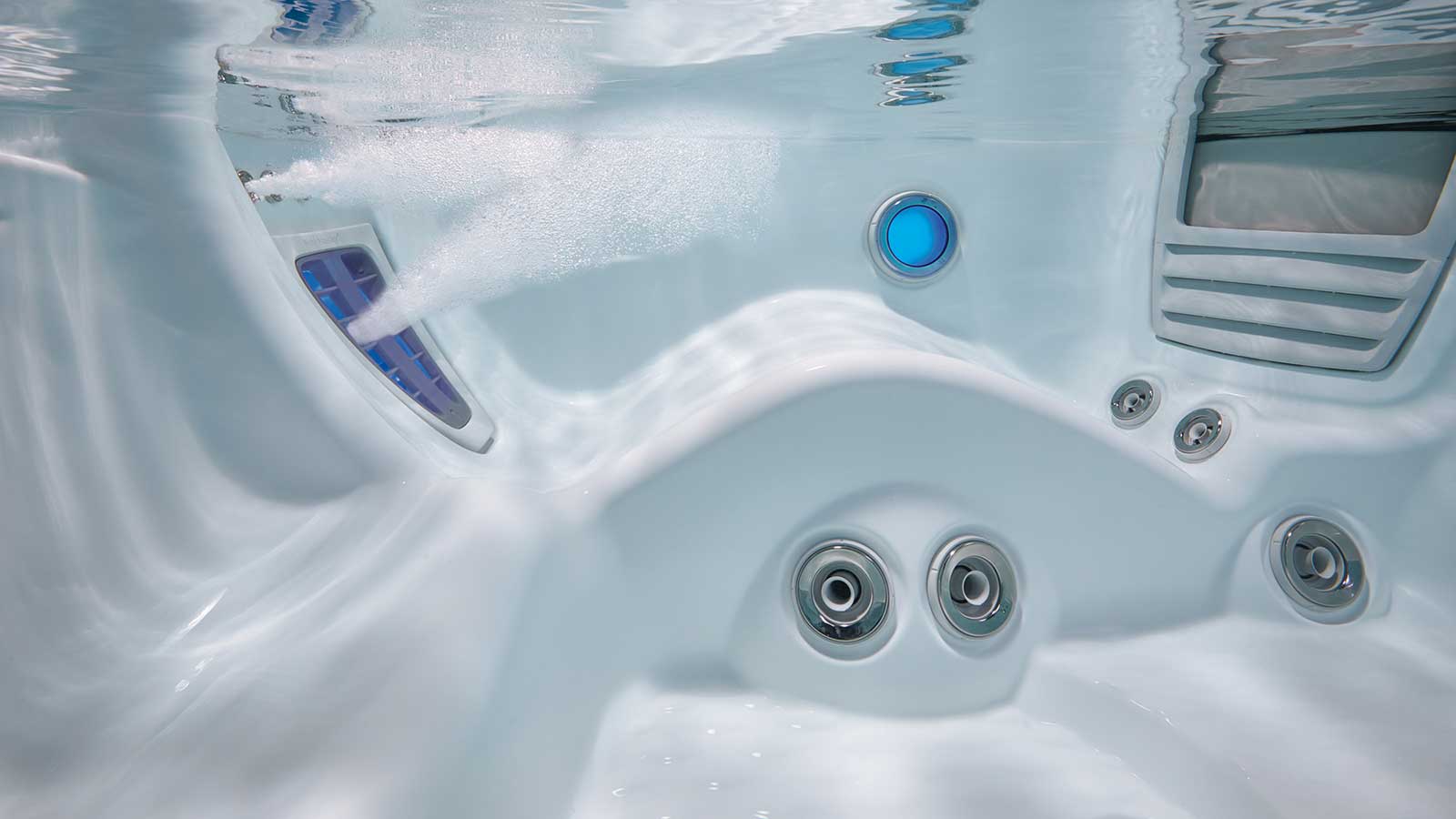 Unterwasserbild mit eingeschalteten Düsen im Whirlpool