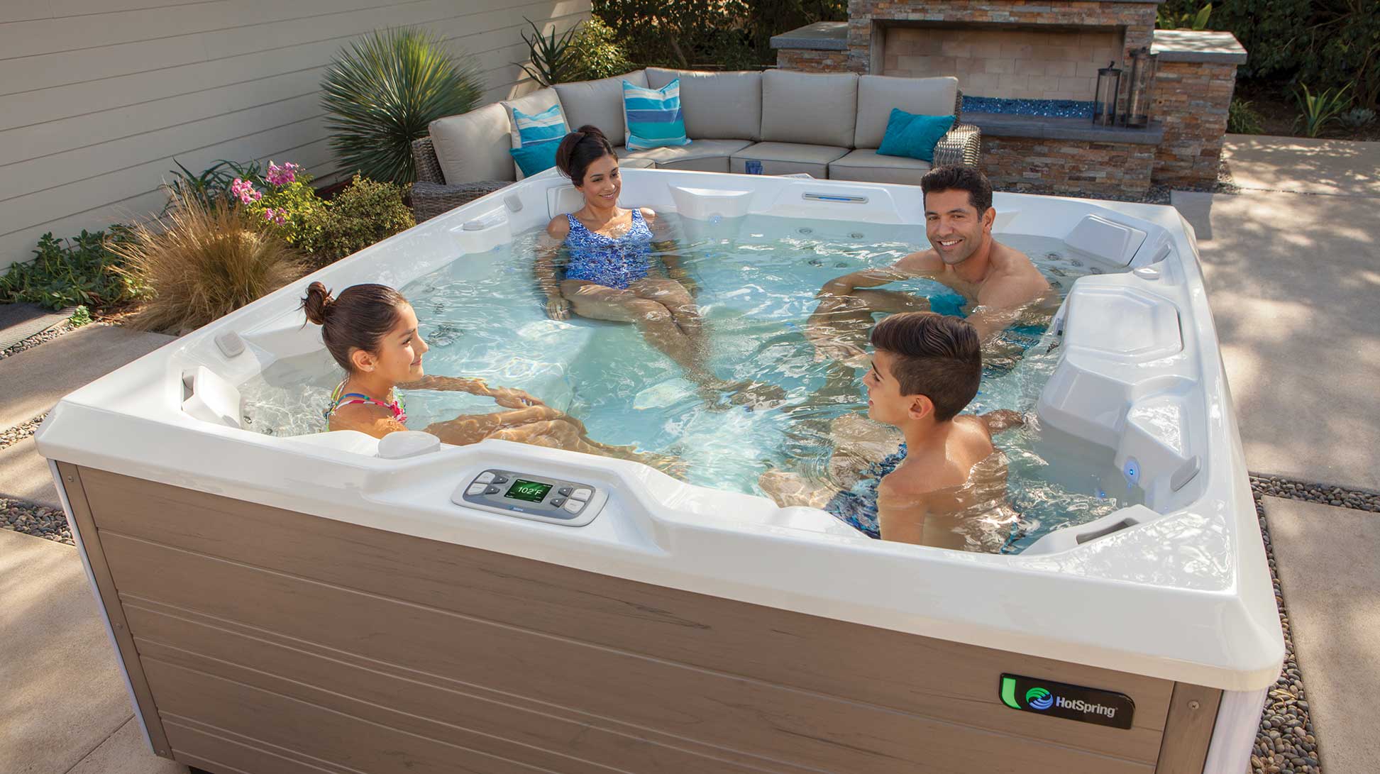 Familie im Gartenwhirlpool der Limelight Serie