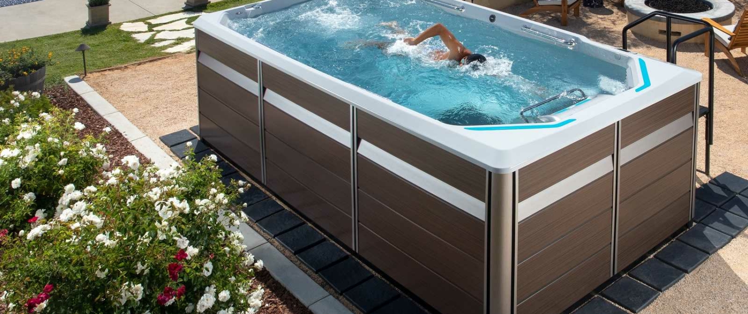 Swim Spa mit einem kraulenden Mann