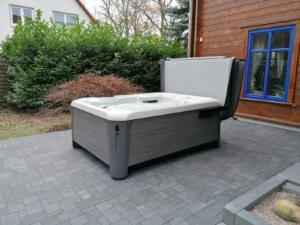 Ein Whirlpool auf einer Terrasse mit der Abdeckhilfe Lift'n Glide