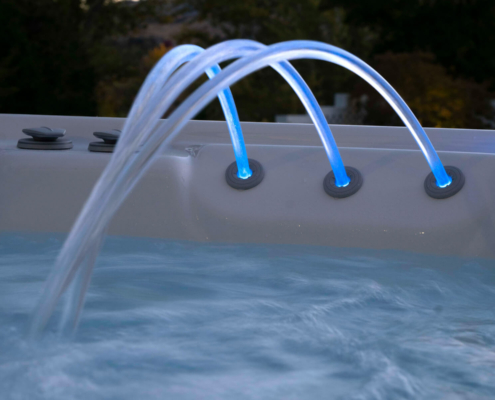 Whirlpool mit beleuchteter Wasserfontäne