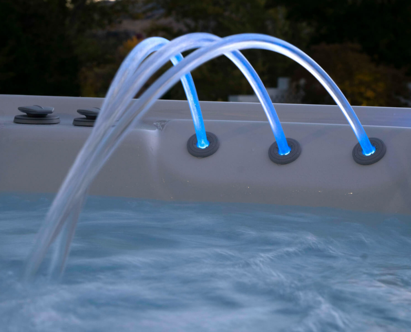 Whirlpool mit beleuchteter Wasserfontäne